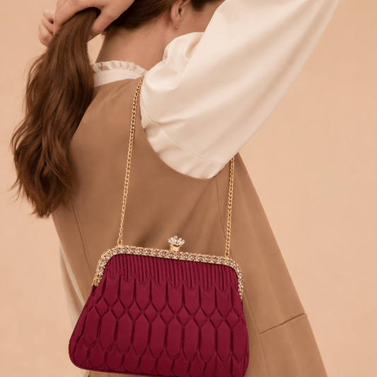 Sac Altesse bordeaux Ajoutez une touche de couleur à vos tenues avec ce magnifique sac en promo
