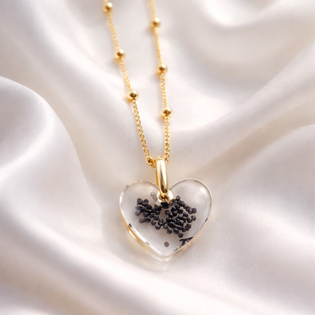 Collier Cœur Noir Pailleté en Résine - Bijou Artisanal Élégant