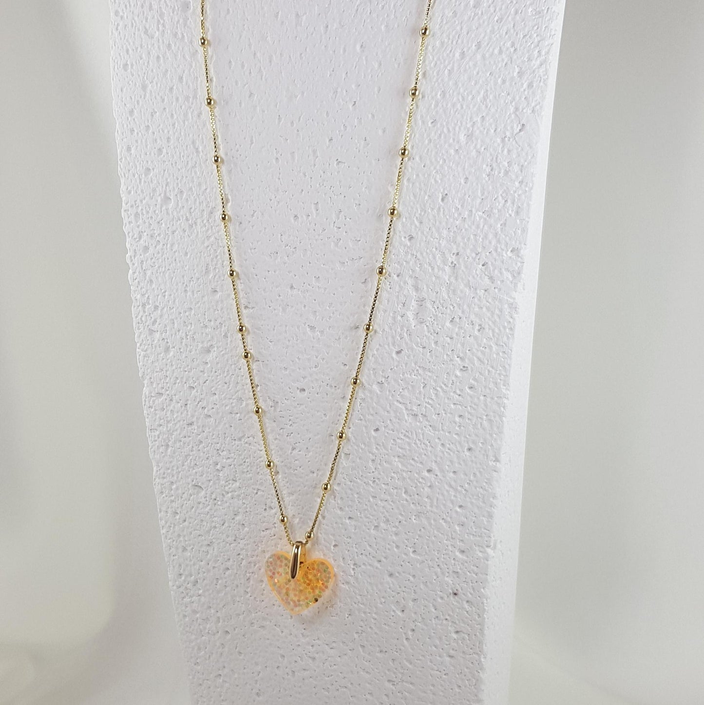 Collier Cœur Corail Pailleté en Résine - Bijou Artisanal Estival - Les Secrets de Louisettecollier