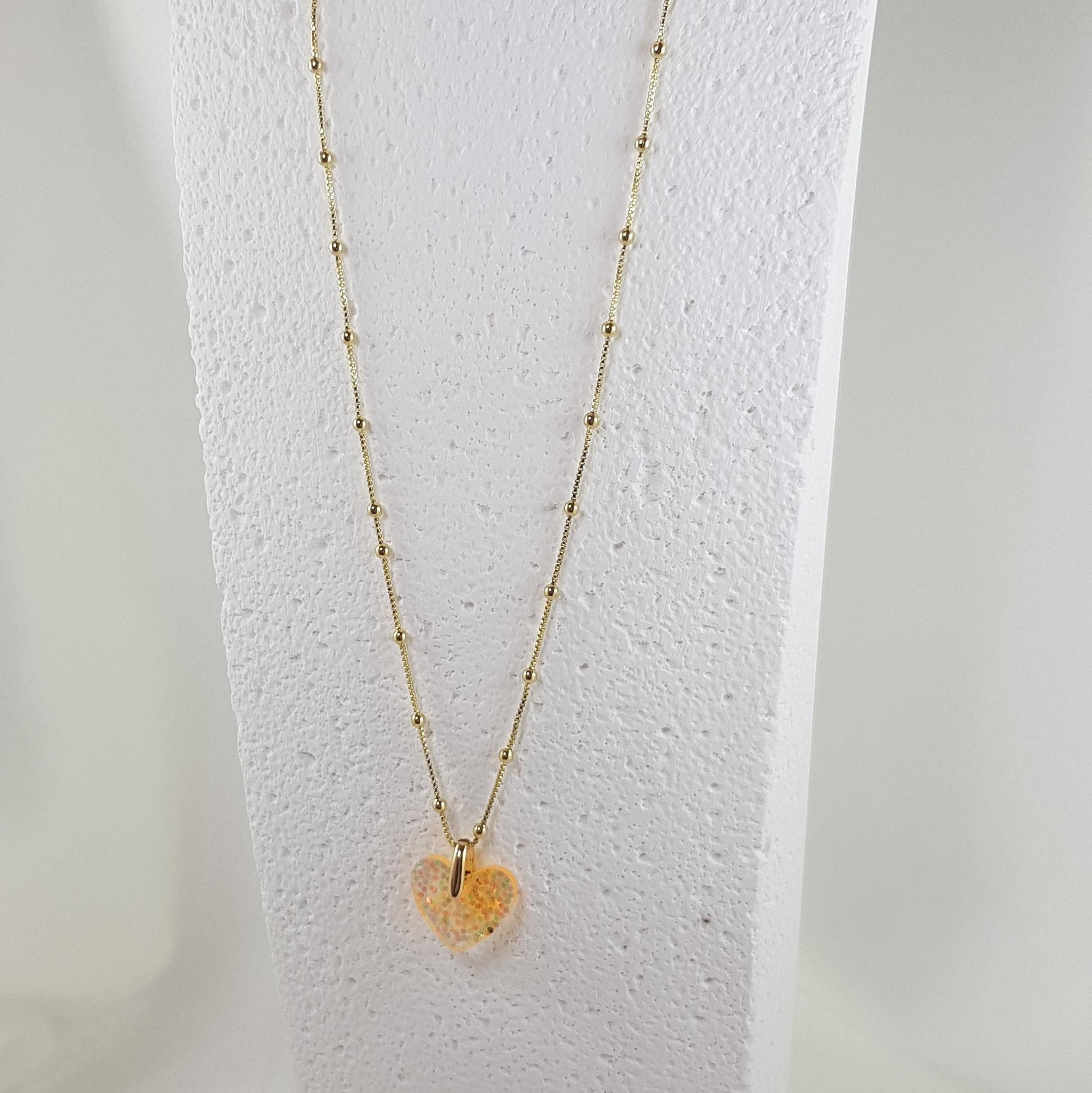 Collier Cœur Corail Pailleté en Résine - Bijou Artisanal Estival - Les Secrets de Louisettecollier