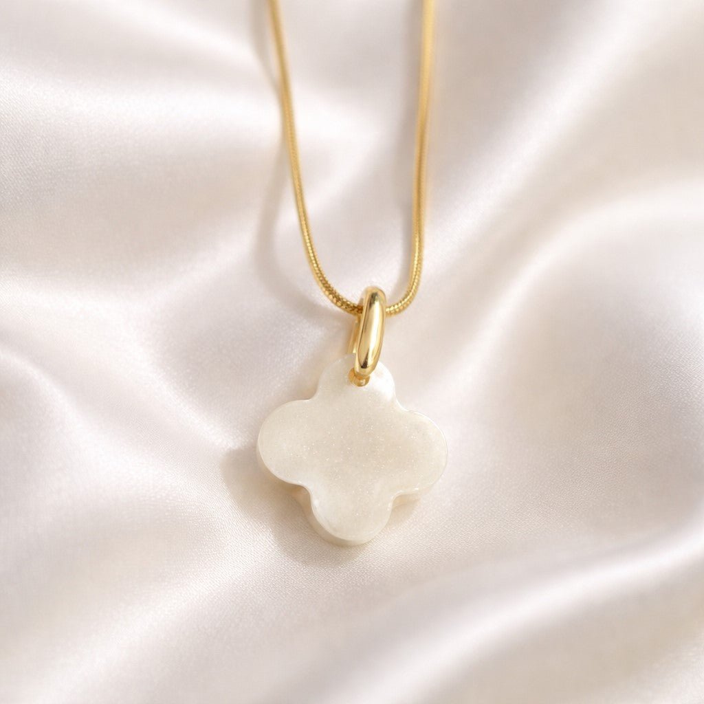 Collier Pendentif Trèfle Alhambra Blanc Nacré - Pureté et Lumière