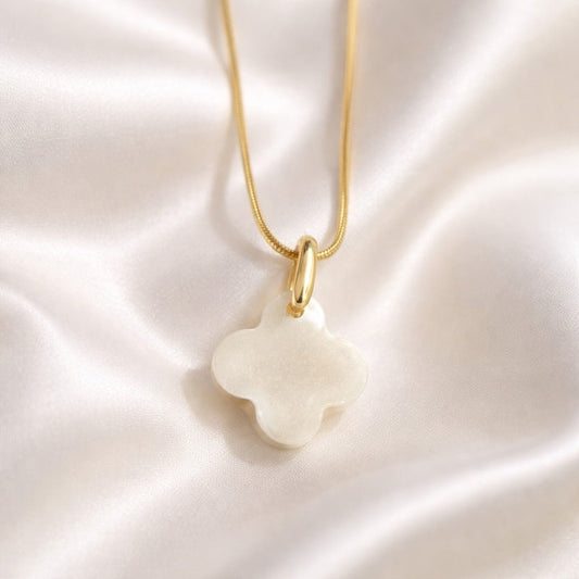 Collier Pendentif Trèfle Alhambra Blanc Nacré - Pureté et Lumière