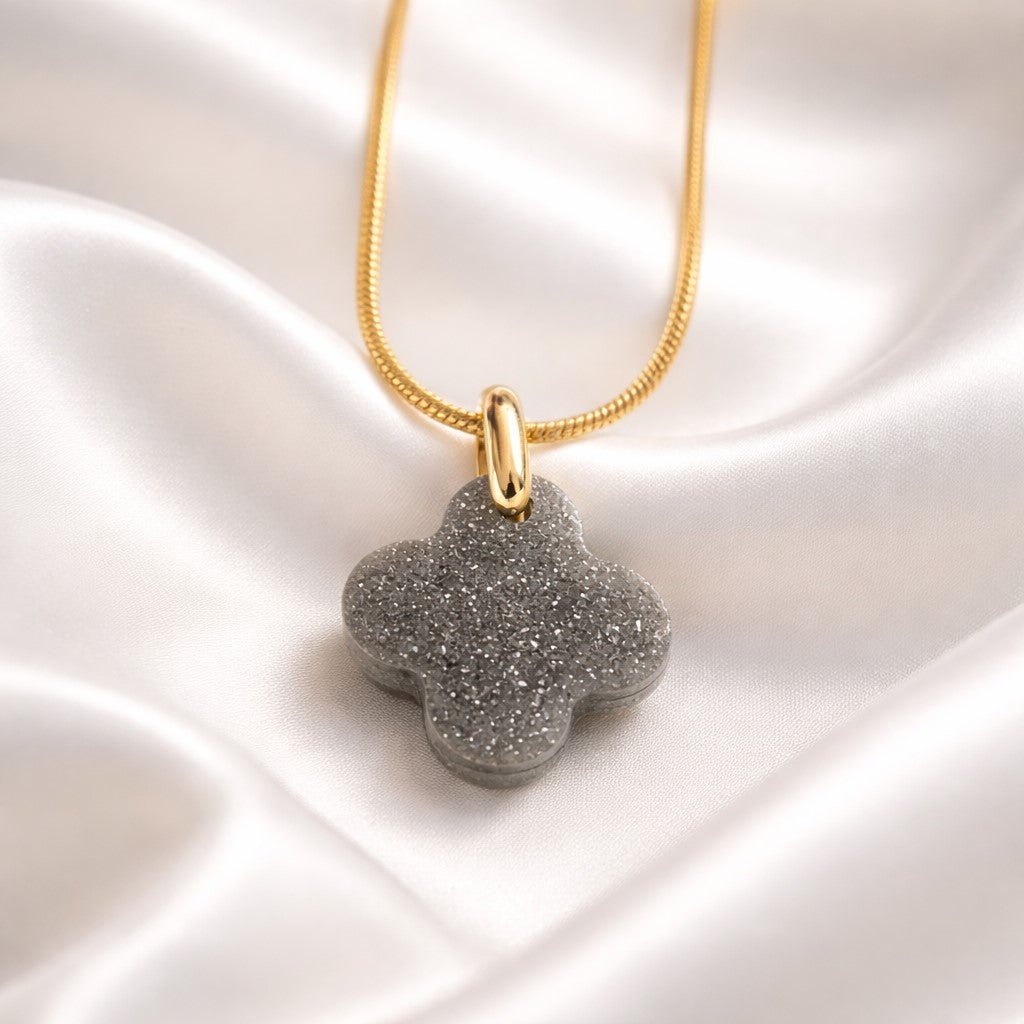 Collier Pendentif Trèfle Alhambra Gris Argenté - Élégance Moderne