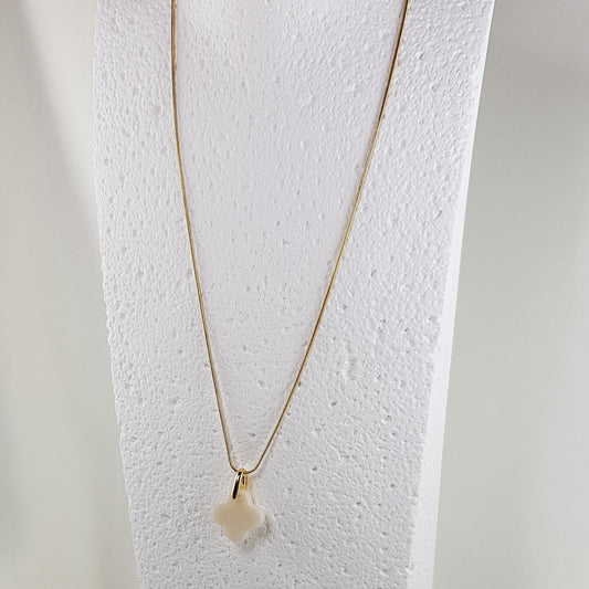 Collier Pendentif Trèfle Alhambra Blanc Nacré - Pureté et Lumière - Les Secrets de Louisettecollier