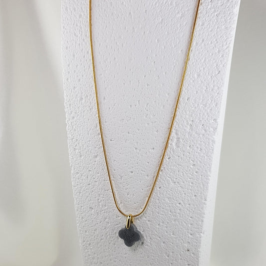 Collier Pendentif Trèfle Alhambra Gris Argenté - Élégance Moderne - Les Secrets de Louisettecollier