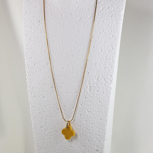 Collier Pendentif Trèfle Alhambra Jaune - Lumière et Prospérité - Les Secrets de Louisettecollier