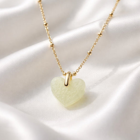 Collier Cœur Vert Pâle en Résine - Bijou Artisanal Apaisant