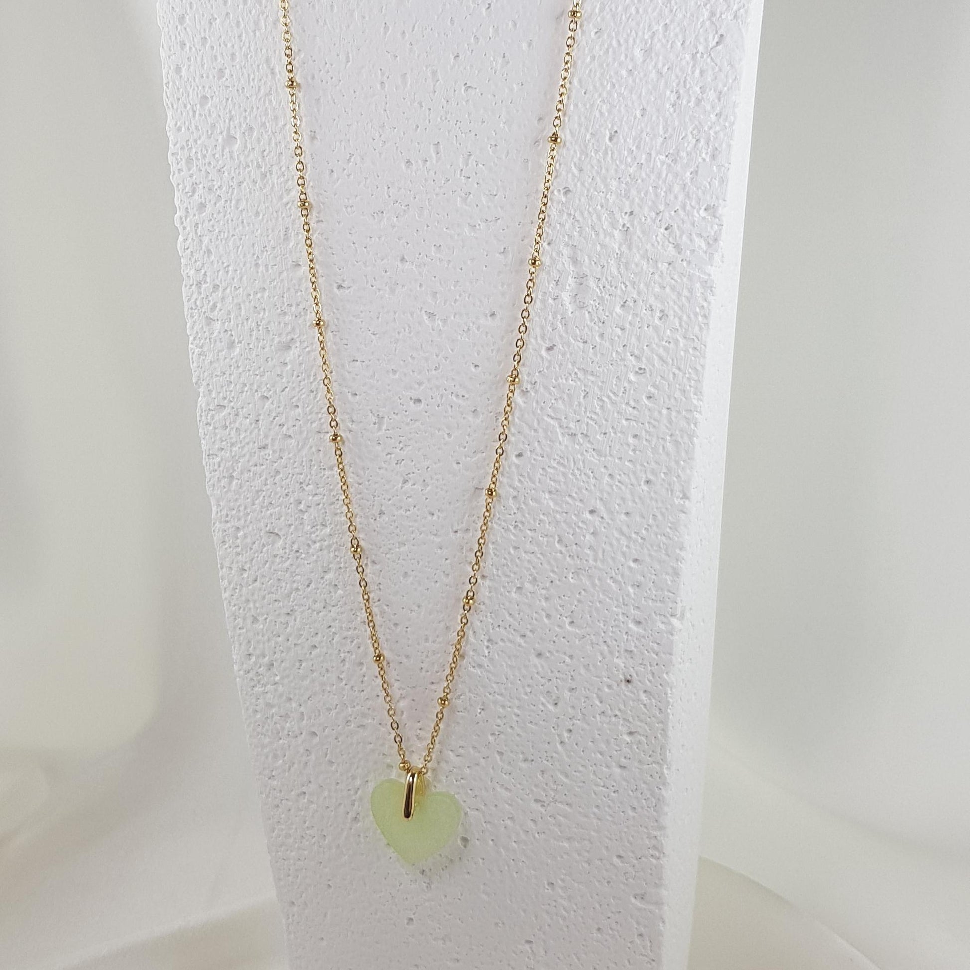 Collier Cœur Vert Pâle en Résine - Bijou Artisanal Apaisant - Les Secrets de Louisettecollier